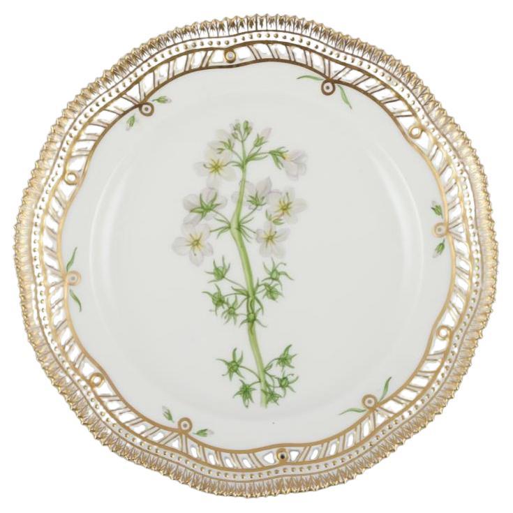 Plato de almuerzo calado Flora Danica de Royal Copenhagen, de porcelana pintada a mano. en venta