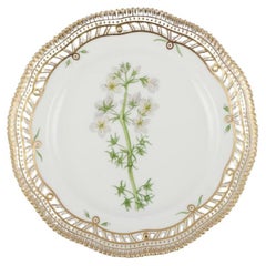 Plato de almuerzo calado Flora Danica de Royal Copenhagen, de porcelana pintada a mano.