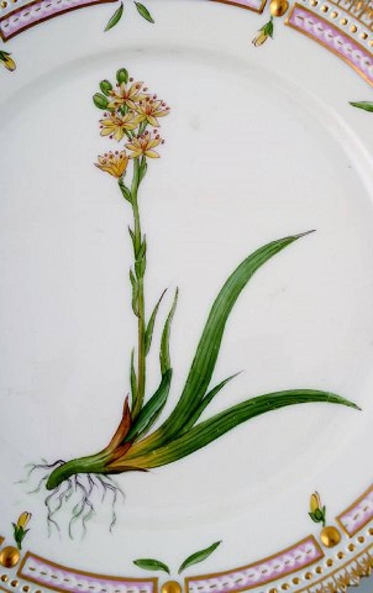 Royal Copenhagen Flora Danica lunch plate number 20/3550.
Measure: 22.5 cm. in diameter.
1st. factory, in perfect condition.