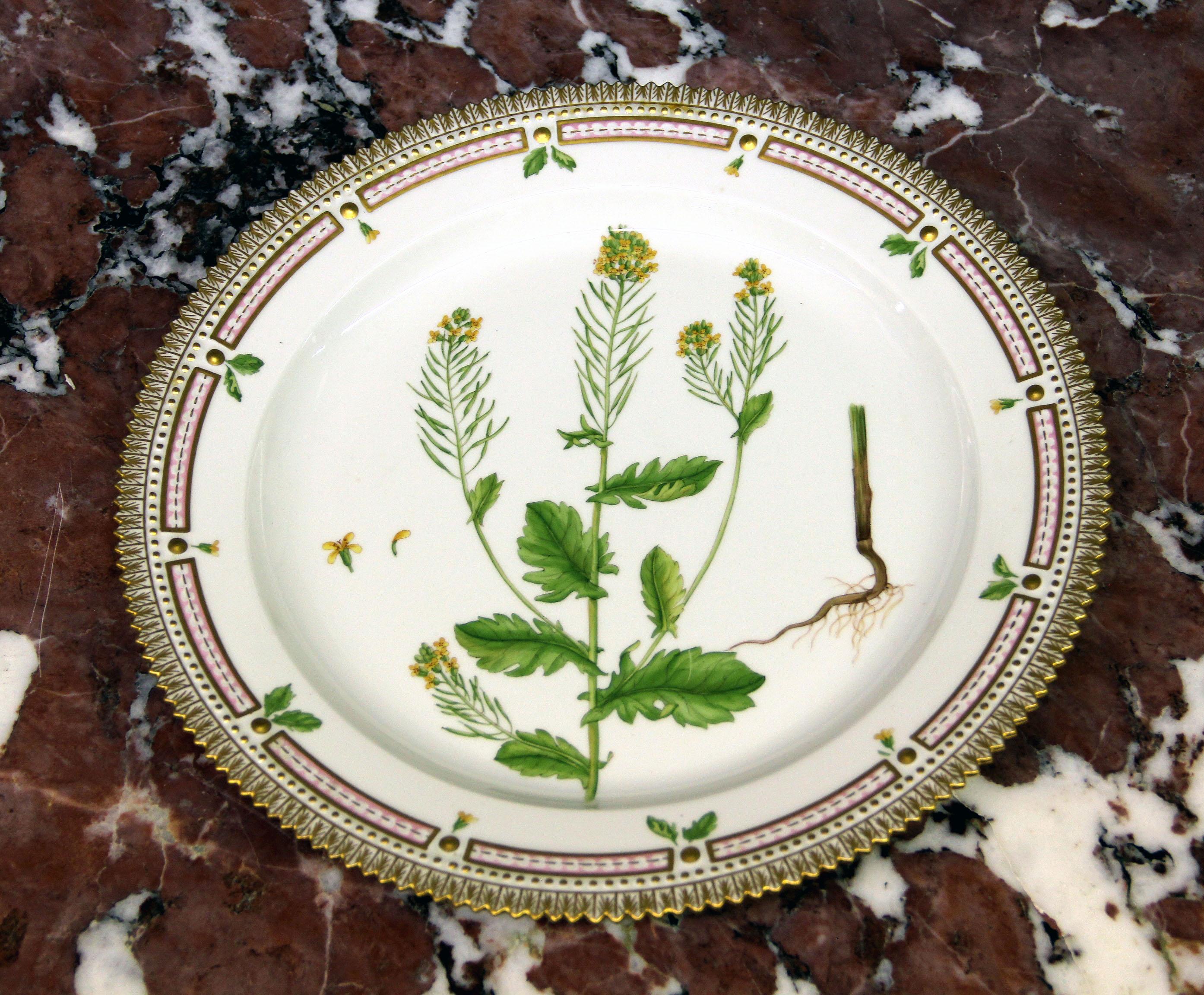 A 20th century Flora Danica medium round platter.

Finely decorated with gold accent designs, reticulated rim and 