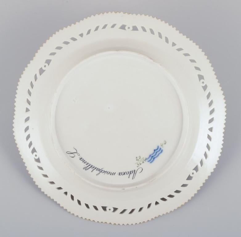 Royal Copenhagen Flora Danica, plato abierto de encaje para el almuerzo, de porcelana. Pintado a mano en venta