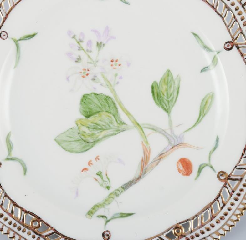 Royal Copenhagen Flora Danica. 
Piatto da pranzo traforato in porcellana dipinta a mano con fiori e decorazioni dorate. 
Verniciato fuori dalla fabbrica.
Datazione: 1948/49
Denominazione latina e danese.
In ottime condizioni.
Seconda qualità di