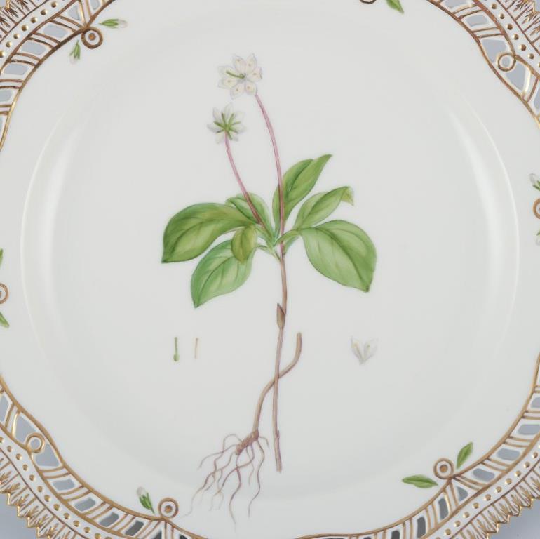 Plato de almuerzo calado Flora Danica de Royal Copenhagen, de porcelana pintada a mano con flores y decoración dorada. 
Model No: 20/3554
Fechado: 1965
Nombre latino.
En perfecto estado.
Primera calidad de fábrica.
Marcado.
Diámetro: 23,0 cm.