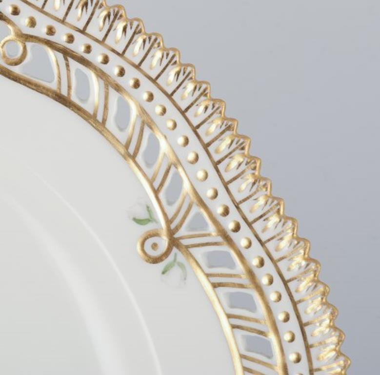 Dipinto a mano Piatto da pranzo traforato Flora Danica di Royal Copenhagen in porcellana dipinta a mano. in vendita