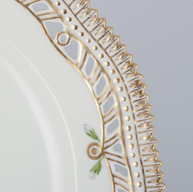 Plato de almuerzo calado Flora Danica de Royal Copenhagen, de porcelana pintada a mano. Pintado a mano en venta