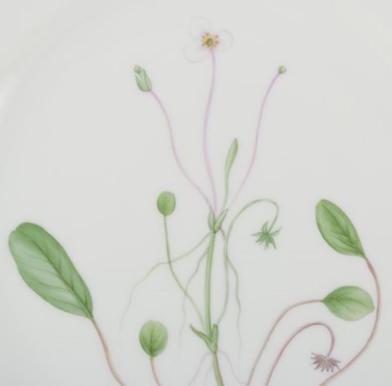 Metà XX secolo Piatto da pranzo traforato Flora Danica di Royal Copenhagen in porcellana dipinta a mano. in vendita