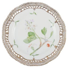 Royal Copenhagen Flora Danica. Piatto da pranzo traforato in porcellana dipinta a mano.