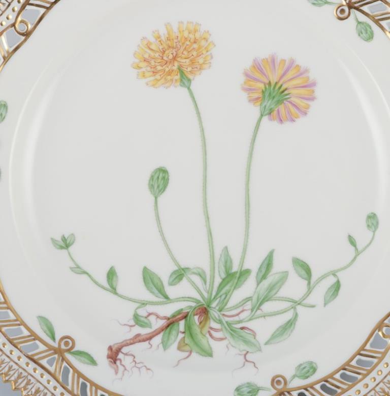Piatto da pranzo traforato Flora Danica di Royal Copenhagen in porcellana dipinta a mano con fiori e decorazioni in oro. 
Model No: 20/3554
Datazione: 1958
Nome latino.
In perfette condizioni.
Prima qualità di fabbrica.
Diametro: 23,0 cm.