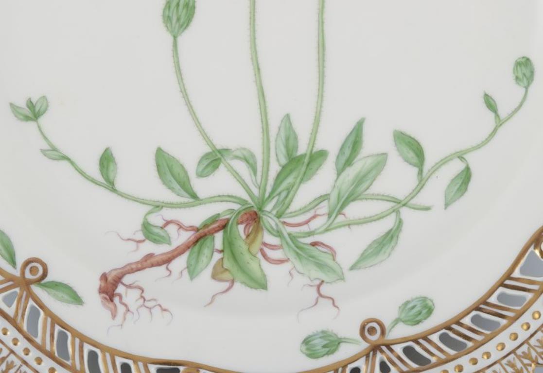 Dipinto a mano Piatto da pranzo traforato in porcellana di Royal Copenhagen Flora Danica. 1958 in vendita