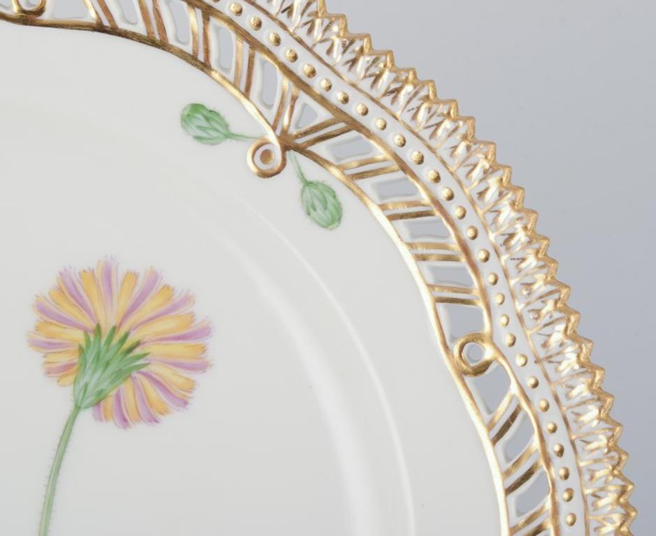 Metà XX secolo Piatto da pranzo traforato in porcellana di Royal Copenhagen Flora Danica. 1958 in vendita