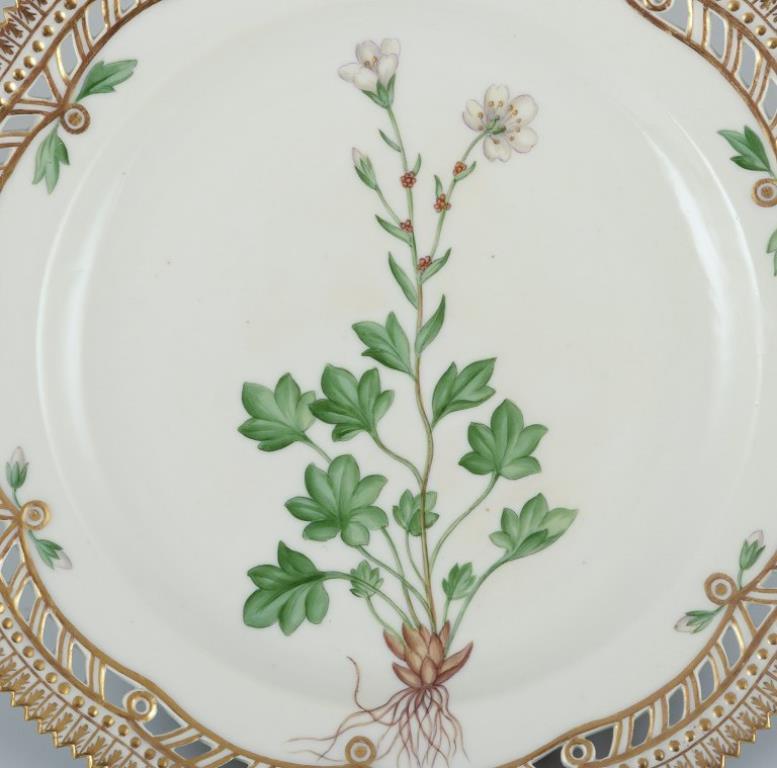 Plato de almuerzo calado Flora Danica de Royal Copenhagen, de porcelana pintada a mano con flores y decoración dorada. 
Model No: 20/3554
Datación: Aprox. 1930
Nombre latino.
En perfecto estado.
Primera calidad de fábrica.
Marcado.
Diámetro: 22.5 cm.