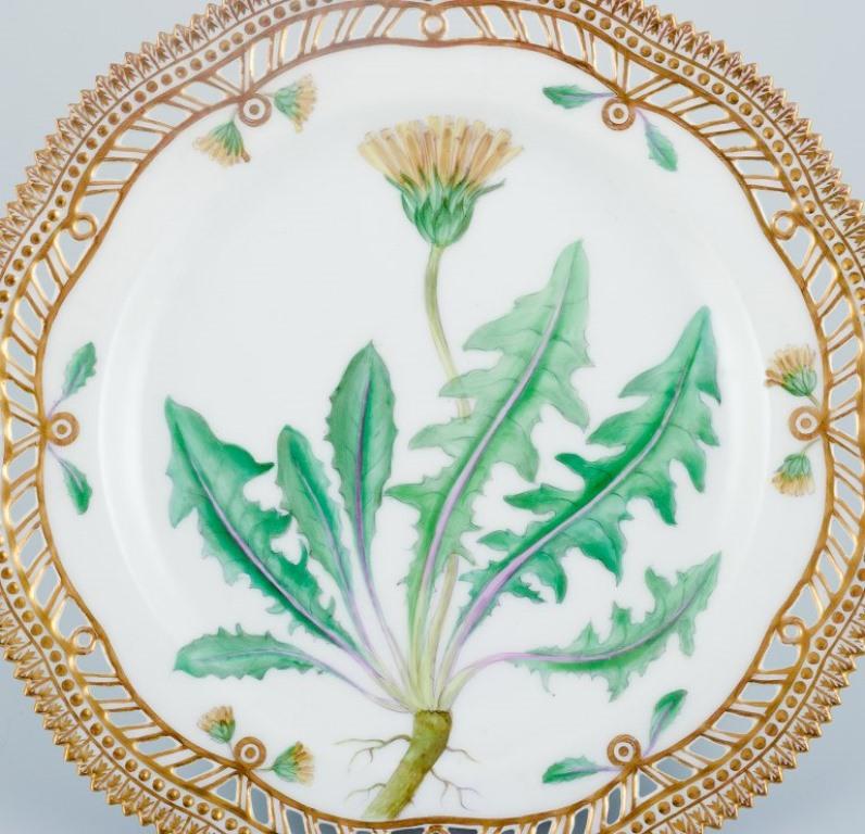 Royal Copenhagen, Flora Danica, openwork lunch plate.
hand painted with dandelion.
Model number 20/3554
1920/30s.
First factory quality.
Stamped.
In perfect condition.
Measurements: D 22.5 cm.