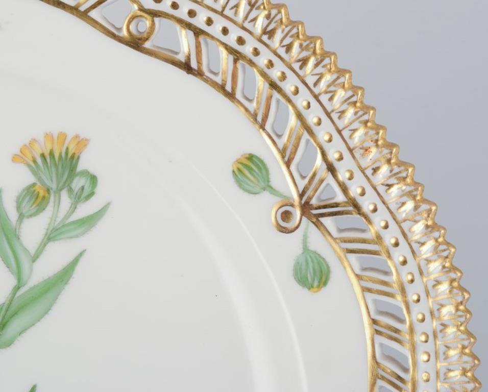 Peint à la main Assiette à lunch ajourée Flora Danica de Royal Copenhagen avec des fleurs. en vente