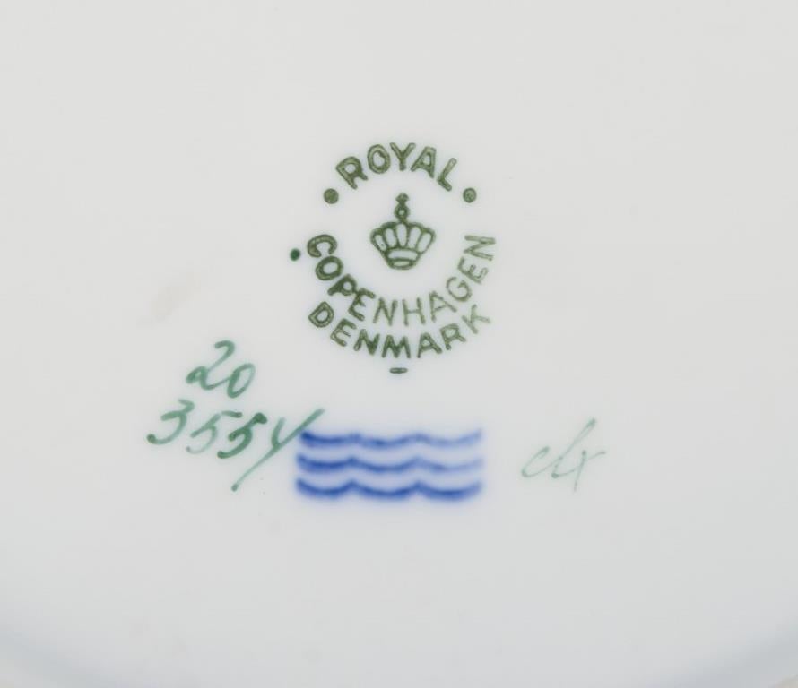 Porcelaine Assiette à lunch ajourée Flora Danica de Royal Copenhagen avec des fleurs. en vente