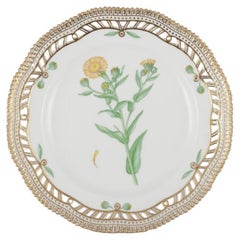 Plato de almuerzo calado con flores Flora Danica de Royal Copenhagen.