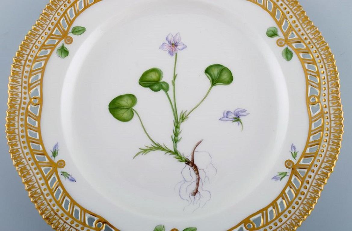 Royal Copenhagen Flora Danica openwork plate in hand-painted porcelain with flowers and gold decoration. Model number 20/3554.
Diameter: 23 cm.
In perfect condition.
1st factory quality.
Stamped.