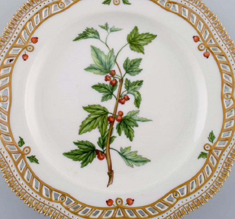 Royal Copenhagen Flora Danica openwork plate in hand-painted porcelain with flowers and gold decoration. 
Model number 20/3554.
Diameter: 23 cm.
In perfect condition.
1st Factory quality.
Stamped.
