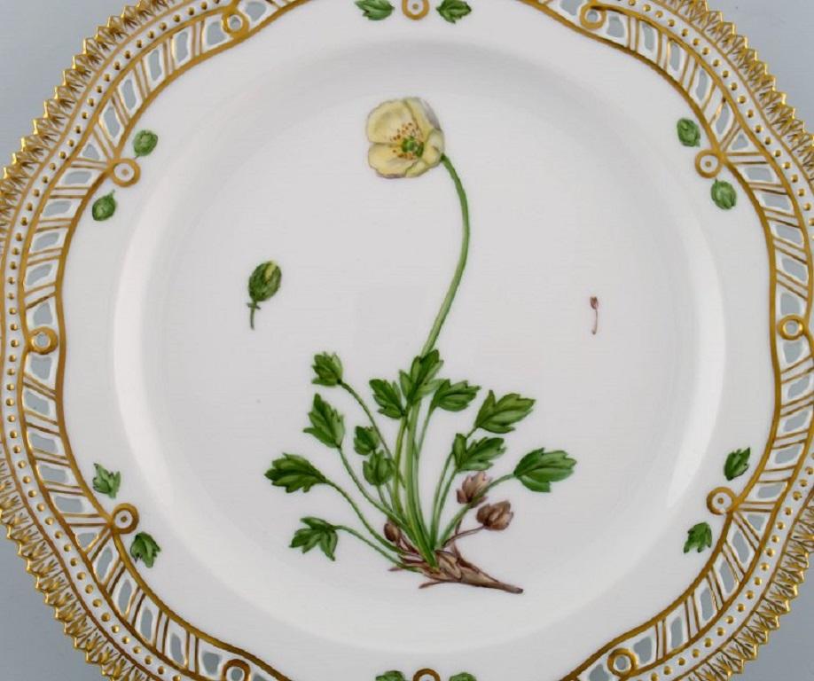 Royal Copenhagen Flora Danica openwork plate in hand-painted porcelain with flowers and gold decoration. Model number 20/3554.
Diameter: 23 cm.
In perfect condition.
1st Factory quality.
Stamped.