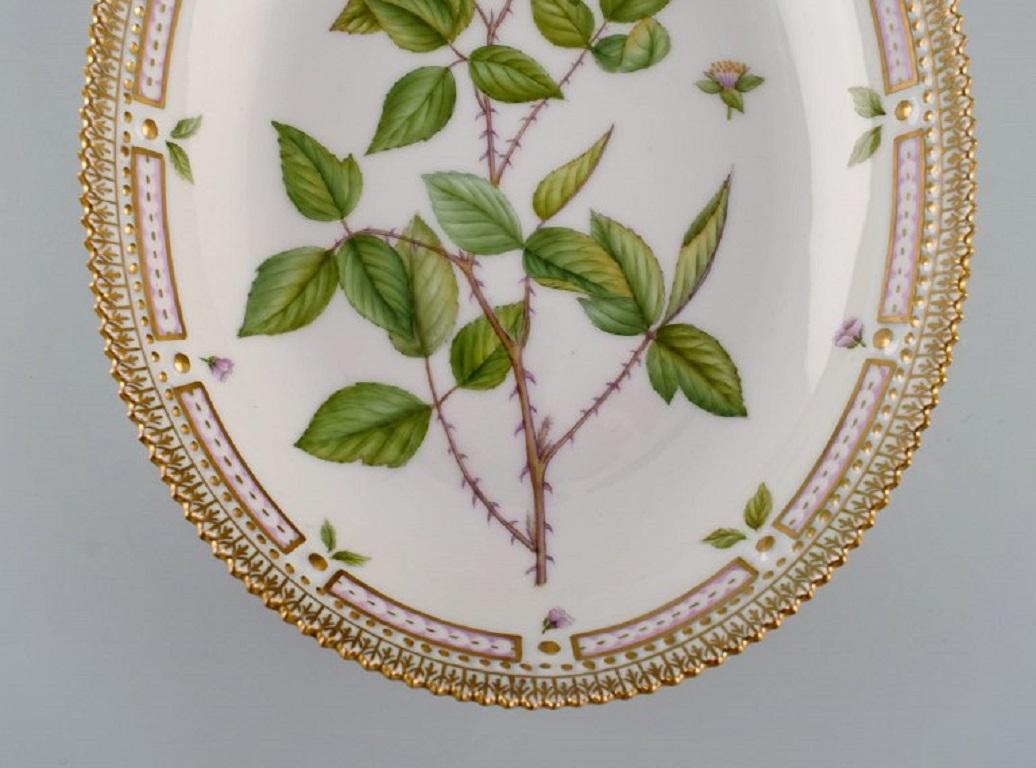 Royal Copenhagen Flora Danica oval serving bowl in hand-painted porcelain with flowers and gold decoration. Model number 20/3506.
Measures: 24.5 x 18.5 x 5 cm.
In perfect condition.
1st factory quality.
Stamped.