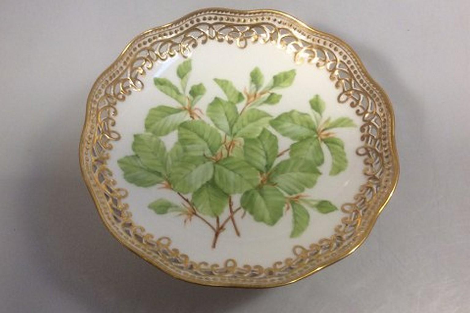 Royal Copenhagen Flora Danica pedistal bowl, antique.

Measures: 20cm x 10cm (7 9/10