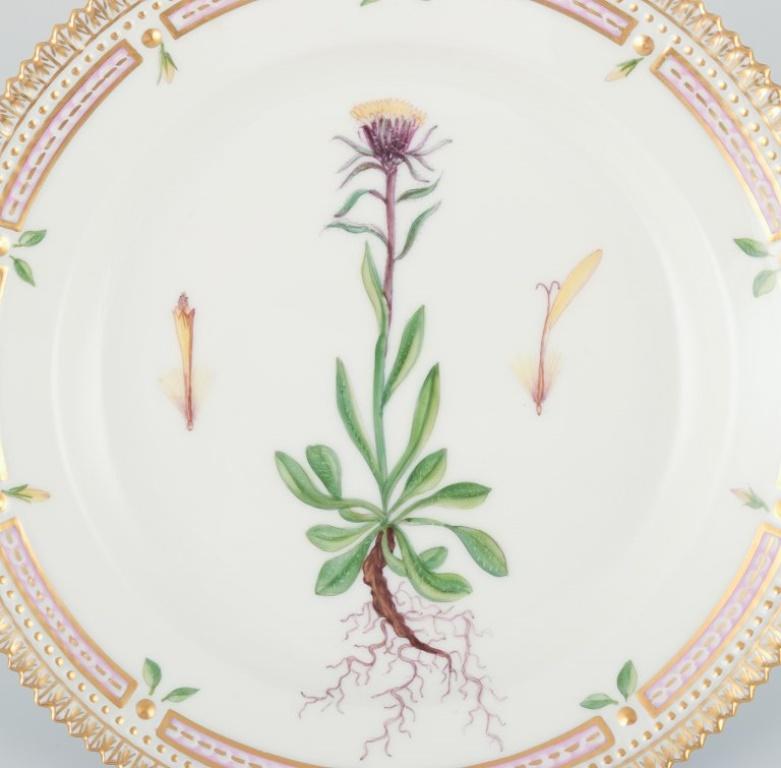 Royal Copenhagen Flora Danica plate. Hand-painted. 24-carat gold leaf.
Model 20/3573
Dated: 1969-1974
Marked.
In perfect condition.
First factory quality.
Dimensions: Diameter 19.5 cm. x Height 3.0 cm.