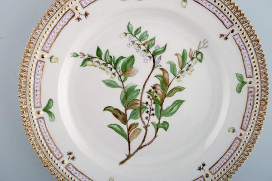 Royal Copenhagen Flora Danica plate in hand painted porcelain with flowers and gold decoration. Dated 1952.
Measure: Diameter 22.3 cm.
In excellent condition.
2nd factory quality.
Stamped.