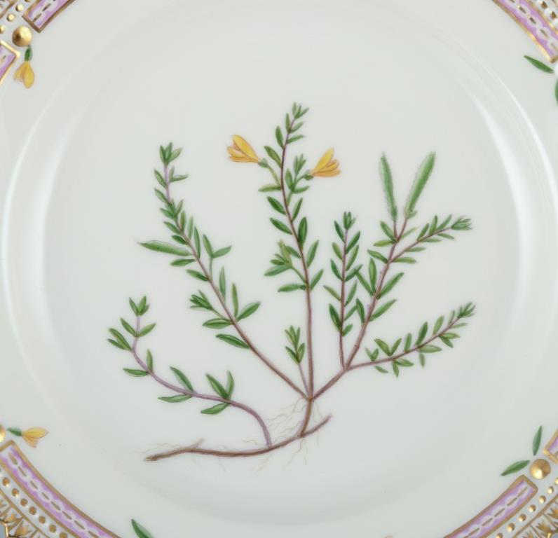 Plato Flora Danica de Royal Copenhagen, de porcelana pintada a mano con flores y decoración dorada. 
Modelo 20/3573
Fecha: 1968
Marcado.
Perfecto estado.
Primera calidad de fábrica.
Dimensiones: 19,5 cm. x H 3,0 cm.
Nombre latino.