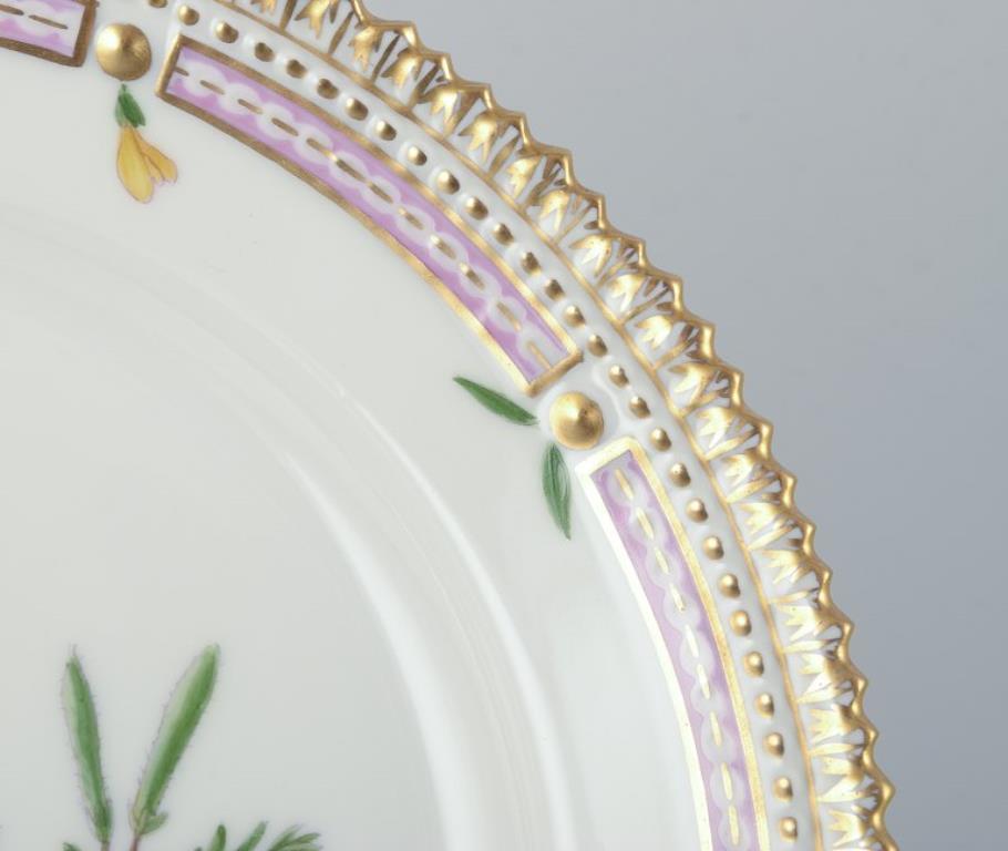 Plato Flora Danica de Royal Copenhagen de porcelana pintada a mano con flores. Pintado a mano en venta