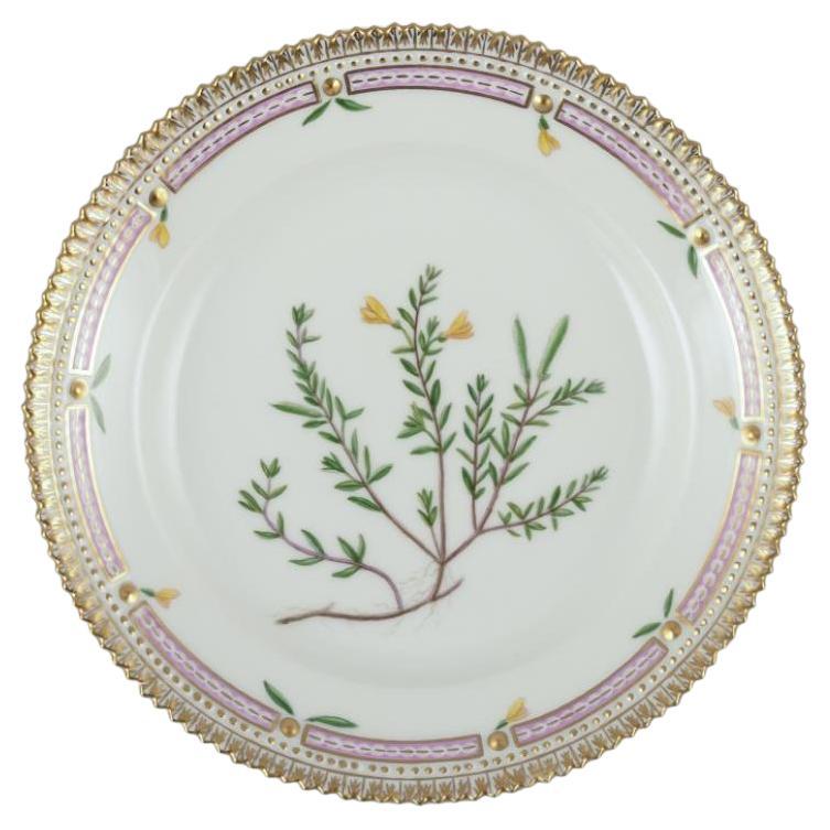 Plato Flora Danica de Royal Copenhagen de porcelana pintada a mano con flores.