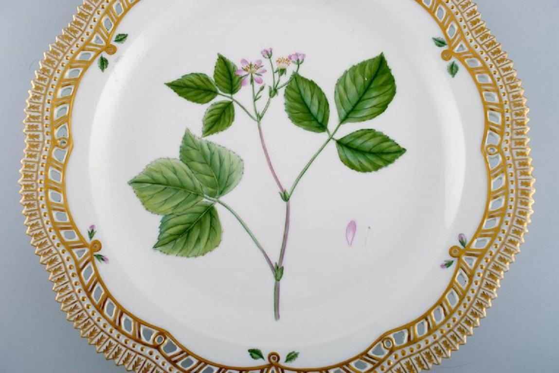 Royal Copenhagen Flora Danica plate in openwork porcelain with hand-painted flowers and gold decoration. Model number 20/3526. Dated 1966.
Diameter: 27 cm.
In excellent condition.
Stamped.