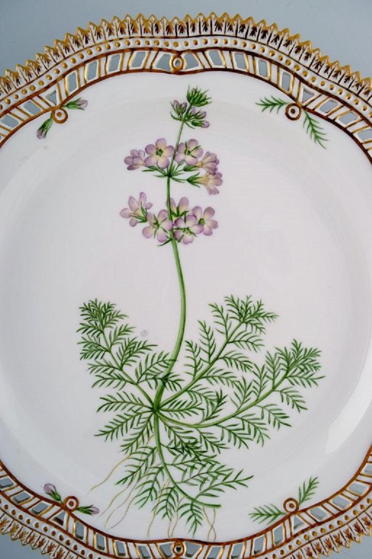Royal Copenhagen Flora Danica plate in openwork porcelain with hand-painted flowers and gold decoration. Model number 20/3526. Dated 1958.
Diameter: 27 cm.
In excellent condition.
Stamped.