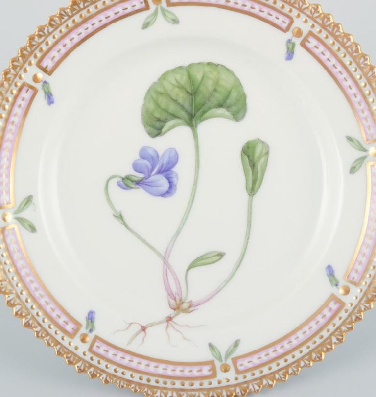 Royal Copenhagen Flora Danica plate. Hand-painted. 24-carat gold leaf.
Model 20/3552
Dated: 1968
Marked.
In perfect condition.
First factory quality.
Dimensions: Diameter 14.0 cm.