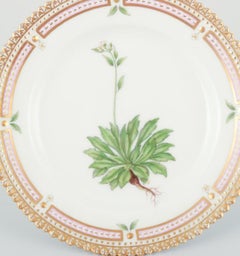 Royal Copenhagen Flora Danica plate in porcelain with 24-carat gold leaf