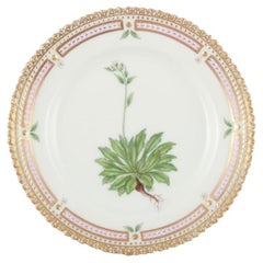Royal Copenhagen Flora Danica plate in porcelain with 24-carat gold leaf