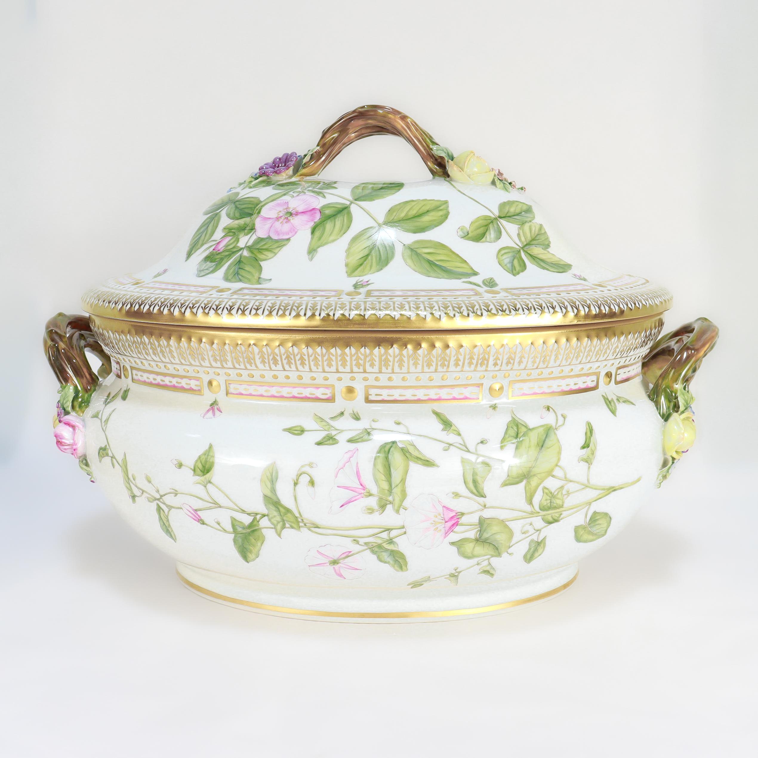 Royal Copenhagen 'Flora Danica' Porcelain 5 Qt. Large Tureen & Underplate no. 35 In Good Condition For Sale In Philadelphia, PA