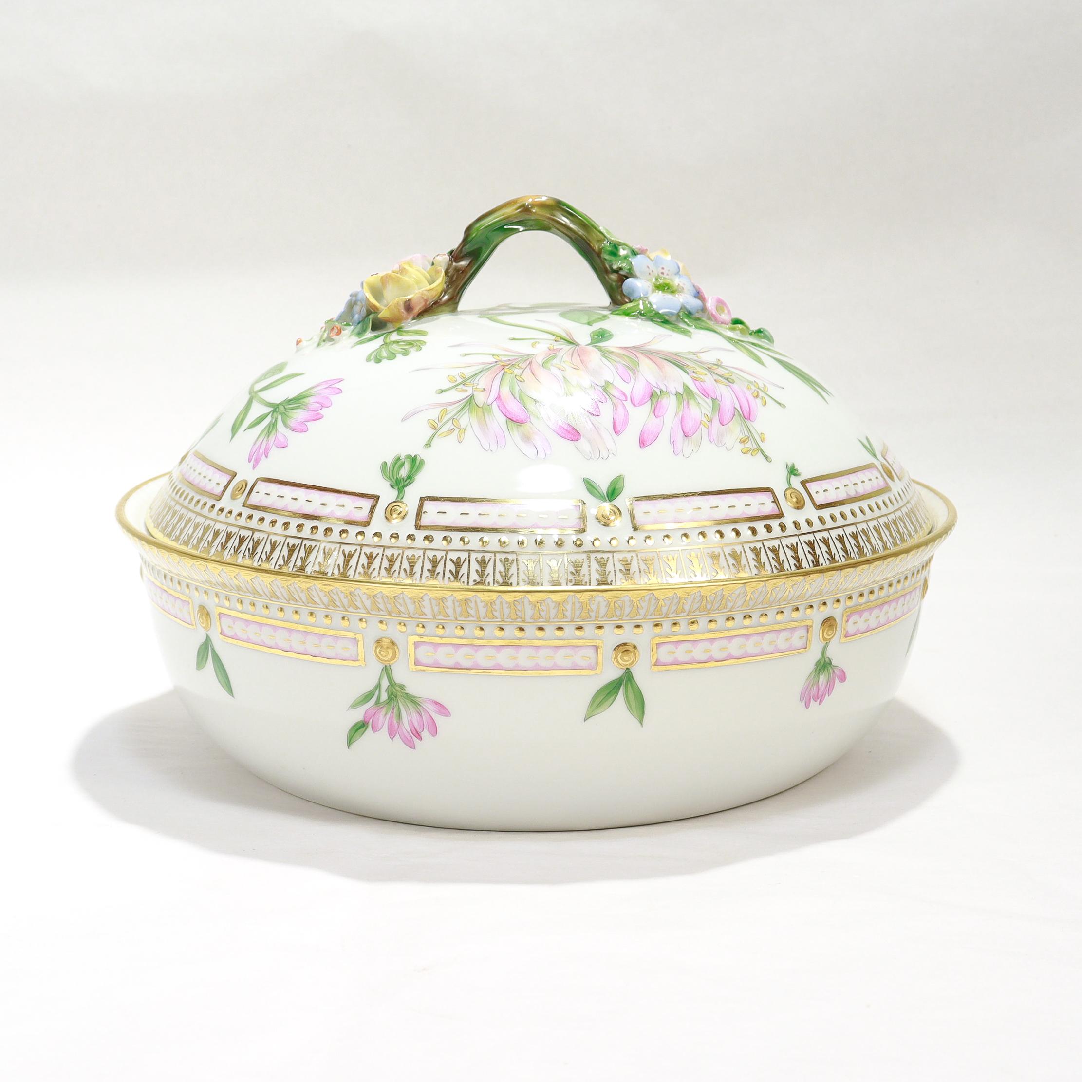Légumier couvert rond en porcelaine de Flora Danica.

Par Royal Copenhagen.

Modèle n° 3568. 

De la Collection Flora Danica, la célèbre collection de Royal Copenhagen basée sur l'Atlas botanique du même nom.

Comprend une base ronde et un couvercle