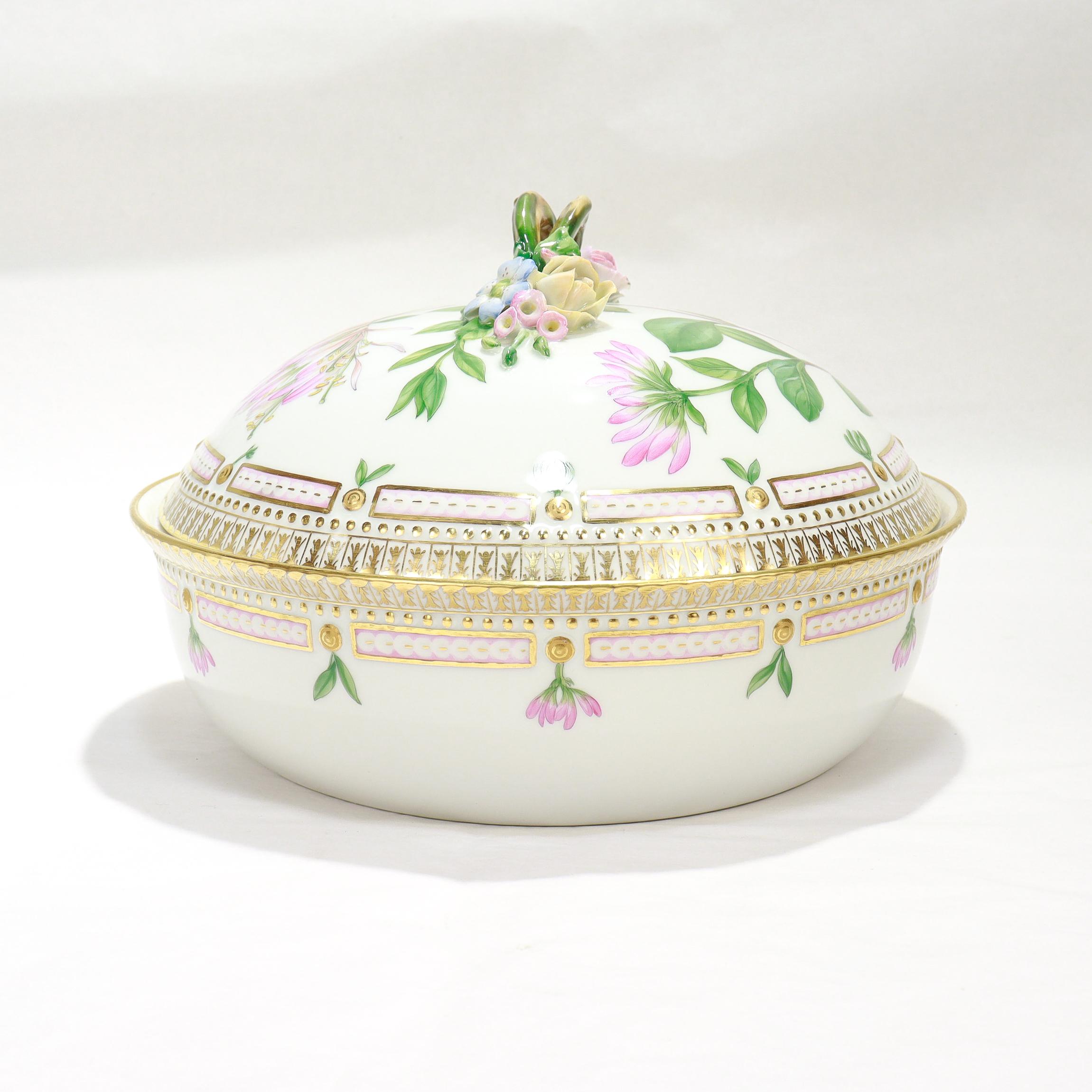 Néoclassique Royal Copenhagen Flora Danica, plat à légumes rond couvert en porcelaine No. 3568