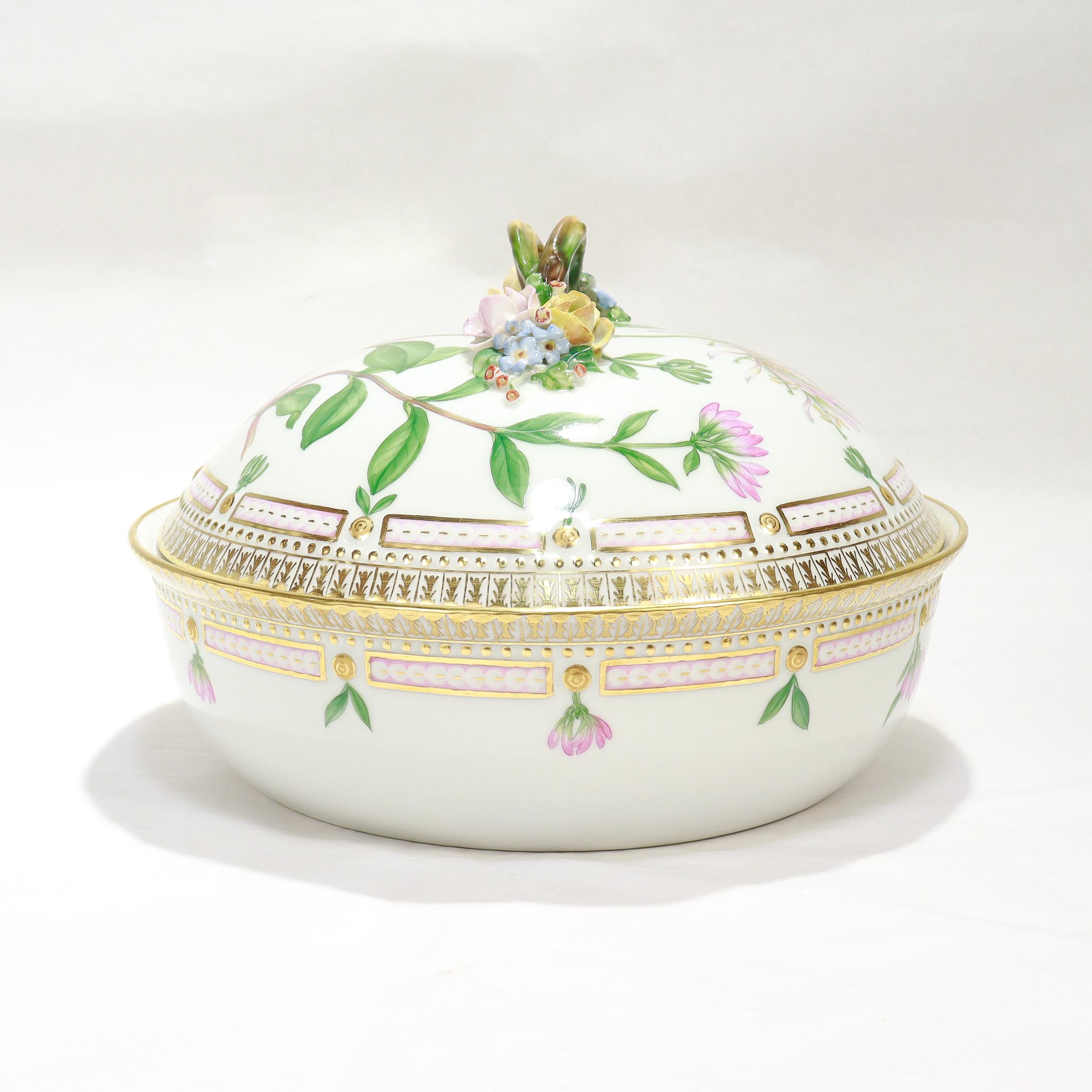 Peint à la main Royal Copenhagen Flora Danica, plat à légumes rond couvert en porcelaine No. 3568