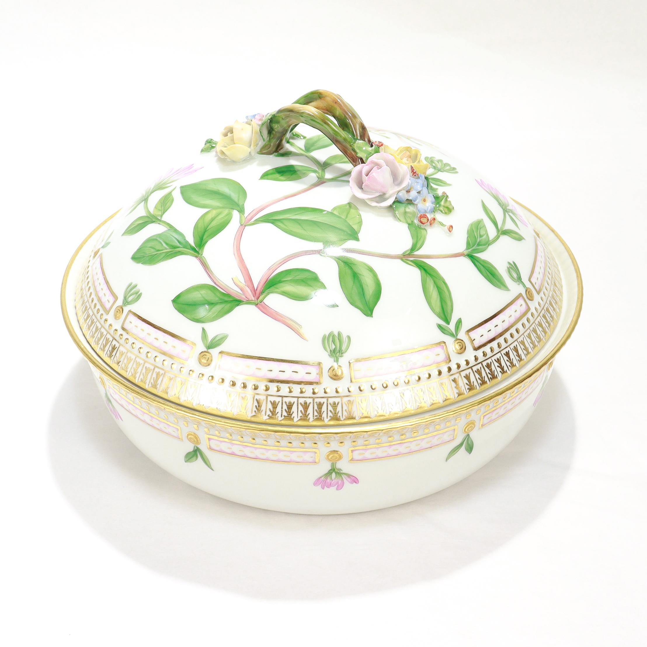 20ième siècle Royal Copenhagen Flora Danica, plat à légumes rond couvert en porcelaine No. 3568