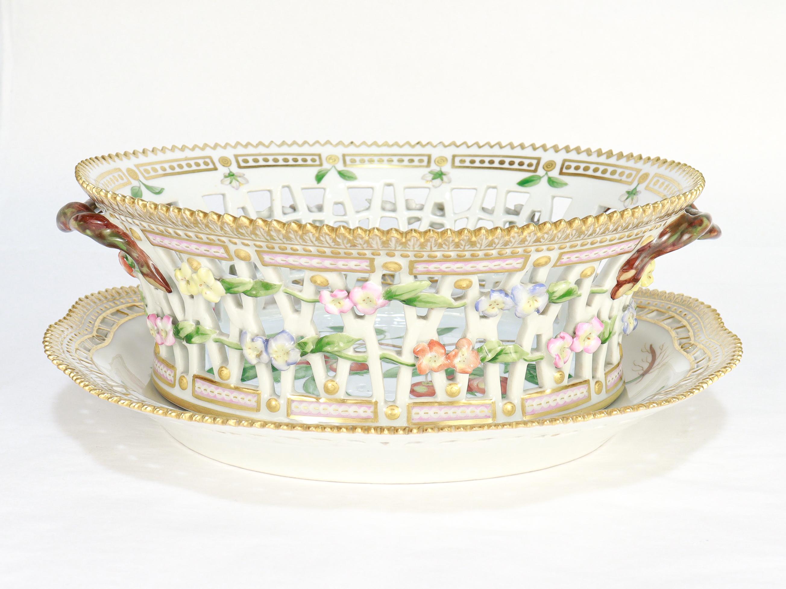 Un bel cesto di frutta e un sottopiatto in porcellana Flora Danica.

Di Royal Copenhagen.

Modelli n. 3536 (cestino) e 3537 (sottopiatto). 

Dalla Flora Danica Collection, la rinomata collezione di Royal Copenhagen basata sull'omonimo atlante