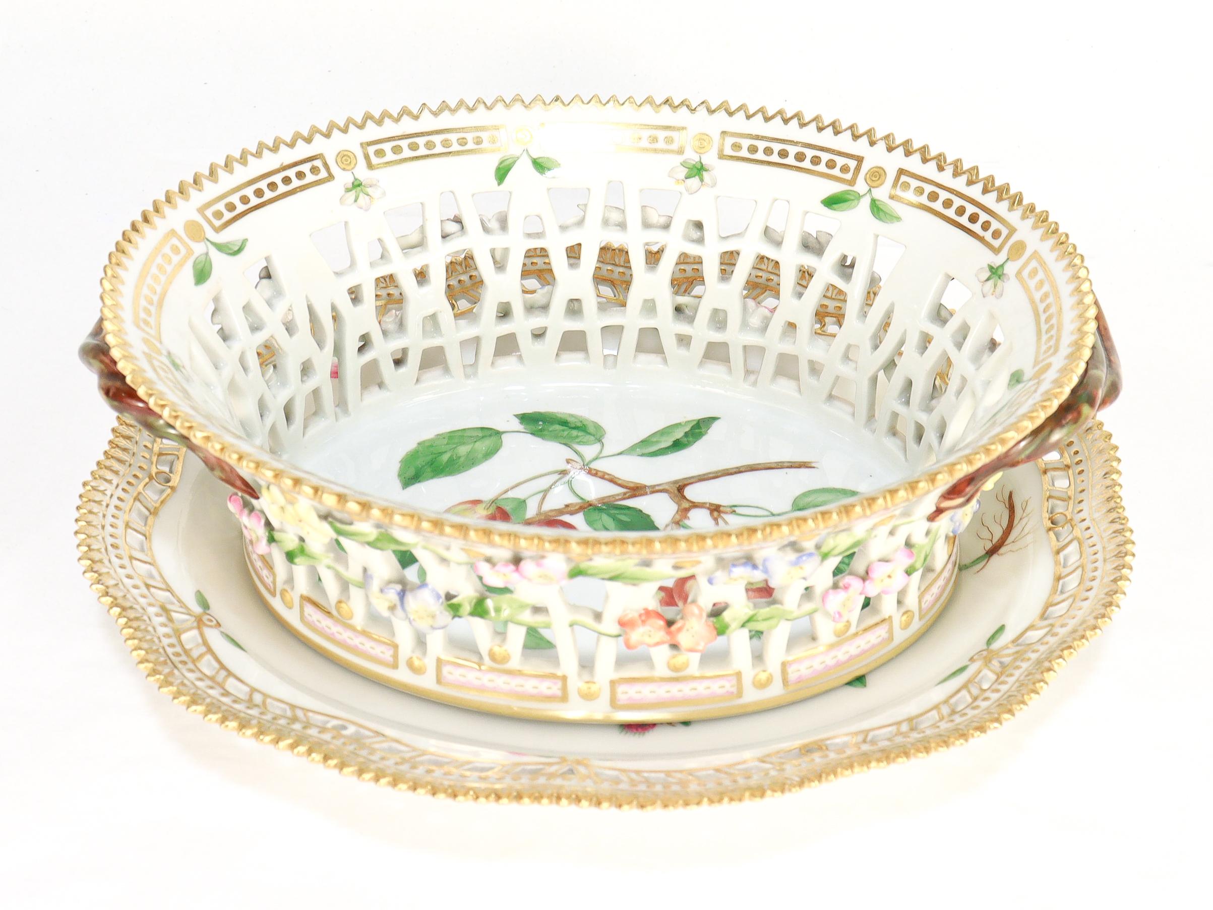 Dipinto a mano Royal Copenhagen Flora Danica Cesto di frutta e sottopiatto in porcellana n. 3536 e 3537 in vendita