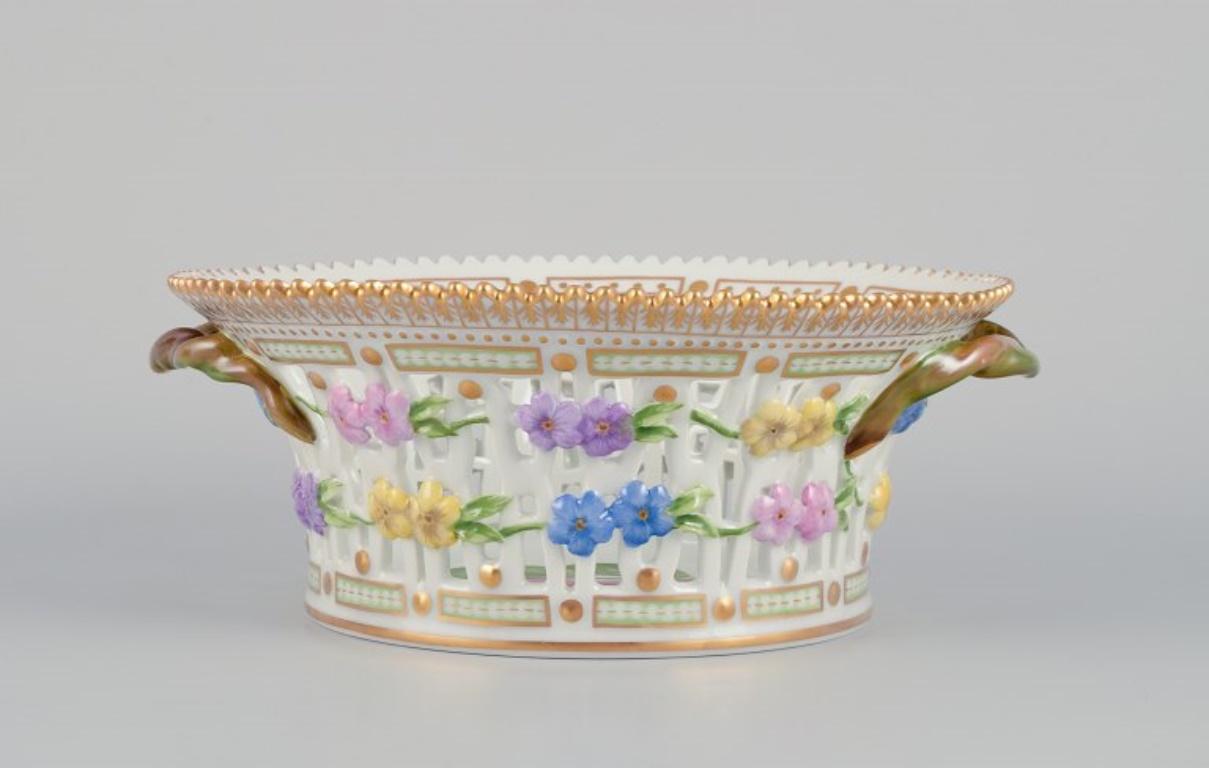 Royal Copenhagen Flora Danica Porzellan Obstschale, dekoriert in Farben und Gold mit Blumen.
Modellnummer 429/3534.
Datierung: 1969-1974.
In perfektem Zustand.
Markiert.
Erste Fabrikqualität.
Abmessungen: 23,5 x 9,0 cm.