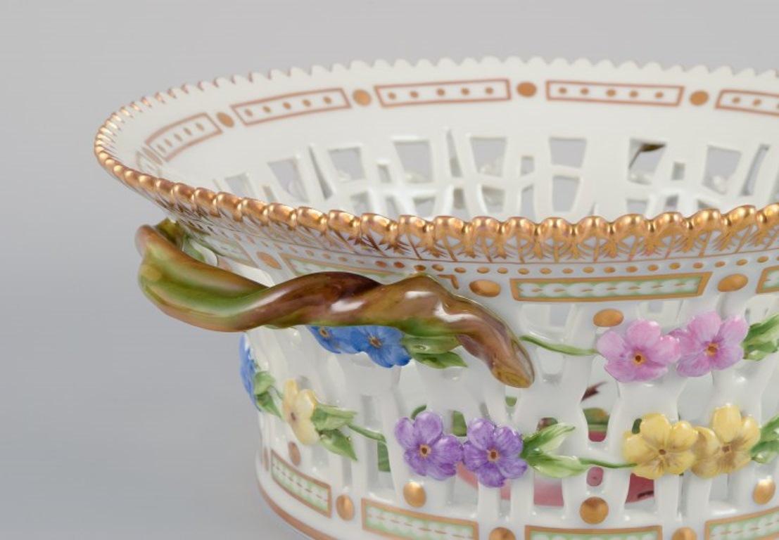 Frutero de porcelana Flora Danica de Royal Copenhagen, decorado en colores y dorado mediados del siglo XX en venta