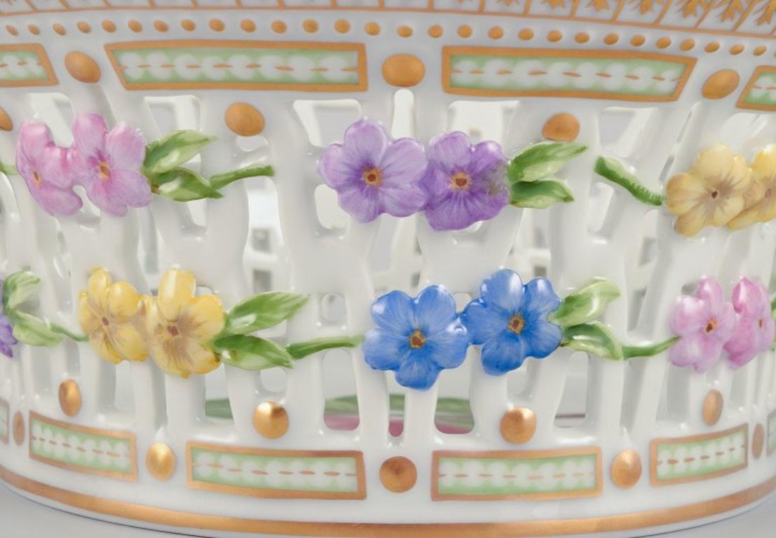 Royal Copenhagen Flora Danica Porzellan Obstschale, dekoriert in Farben und Gold im Angebot 1