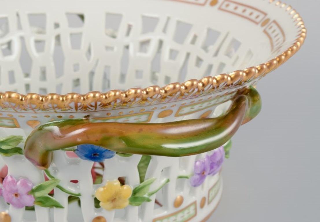 Royal Copenhagen Flora Danica porcelain fruit bowl, decorated in colors and gold For Sale 1