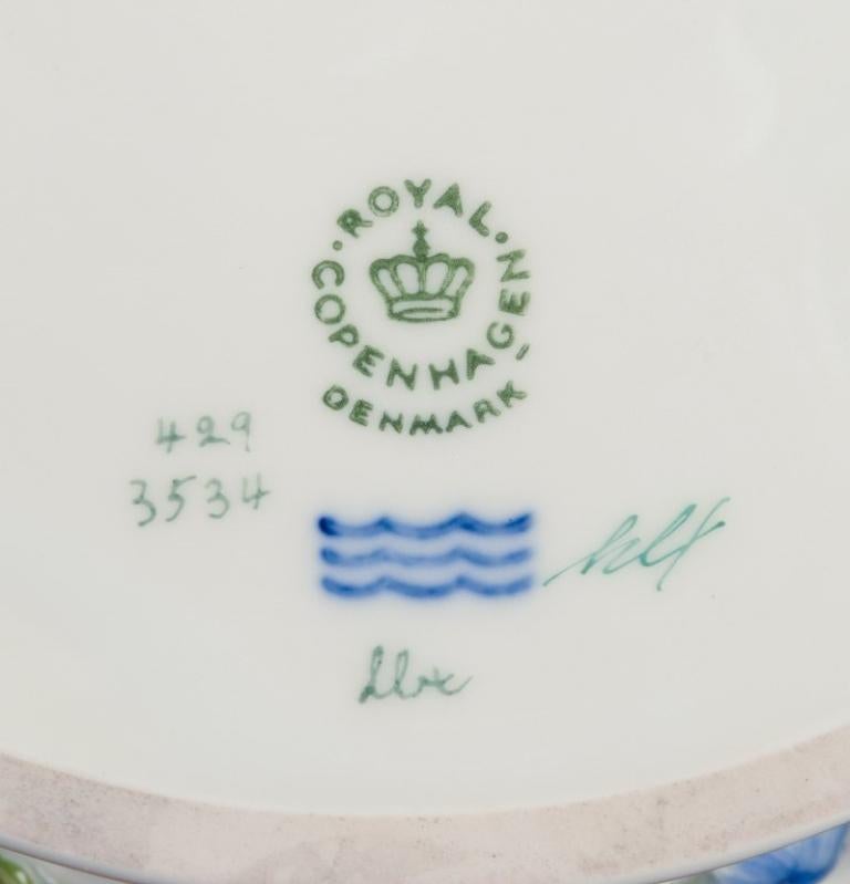 Royal Copenhagen Flora Danica porcelain fruit bowl, decorated in colors and gold For Sale 3
