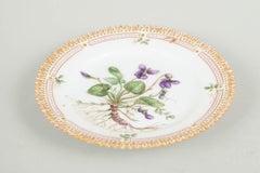 Royal Copenhagen. Assiette d'appoint en porcelaine Flora Danica. Environ 1920