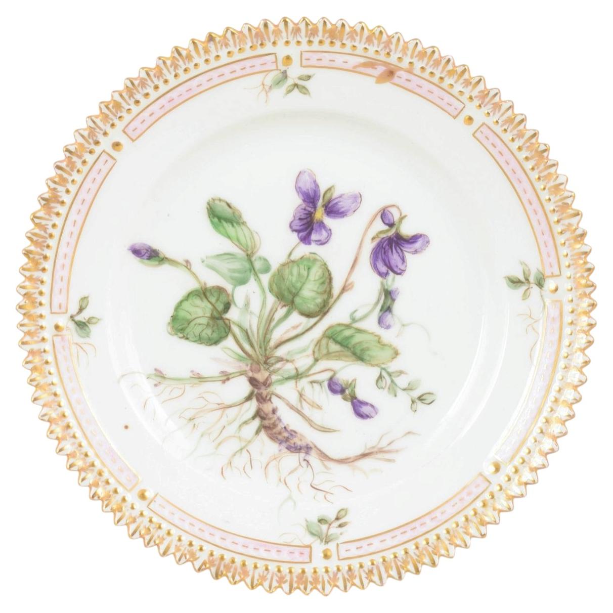 Royal Copenhagen. Assiette d'appoint en porcelaine Flora Danica. Environ 1920