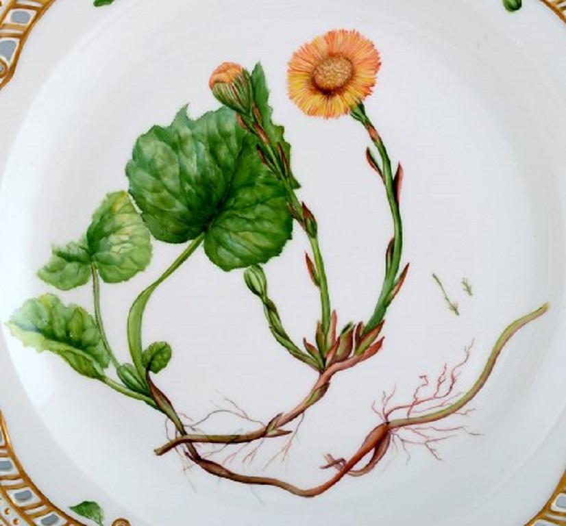 Royal Copenhagen flora Danica, round dish or dinner plate with pierced border.
Decoration number 20/3574.
1. factory quality.
Diameter 28.5 cm.
Perfect condition.