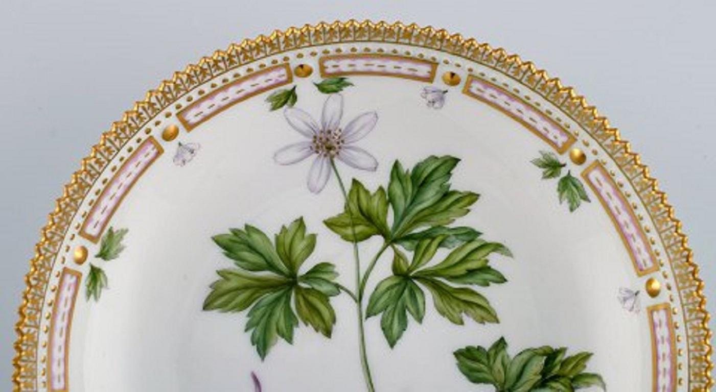 Royal Copenhagen Flora Danica round serving bowl in hand painted porcelain with flowers and gold decoration. Model number 20/3503.
Measures: 20.5 x 5 cm.
In perfect condition.
1st factory quality.
Stamped.